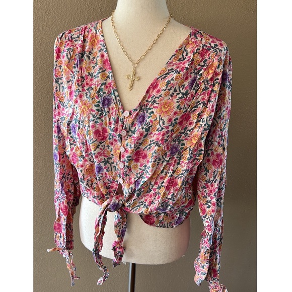 Floral print button down tie bottom blouse - Picture 3 of 6